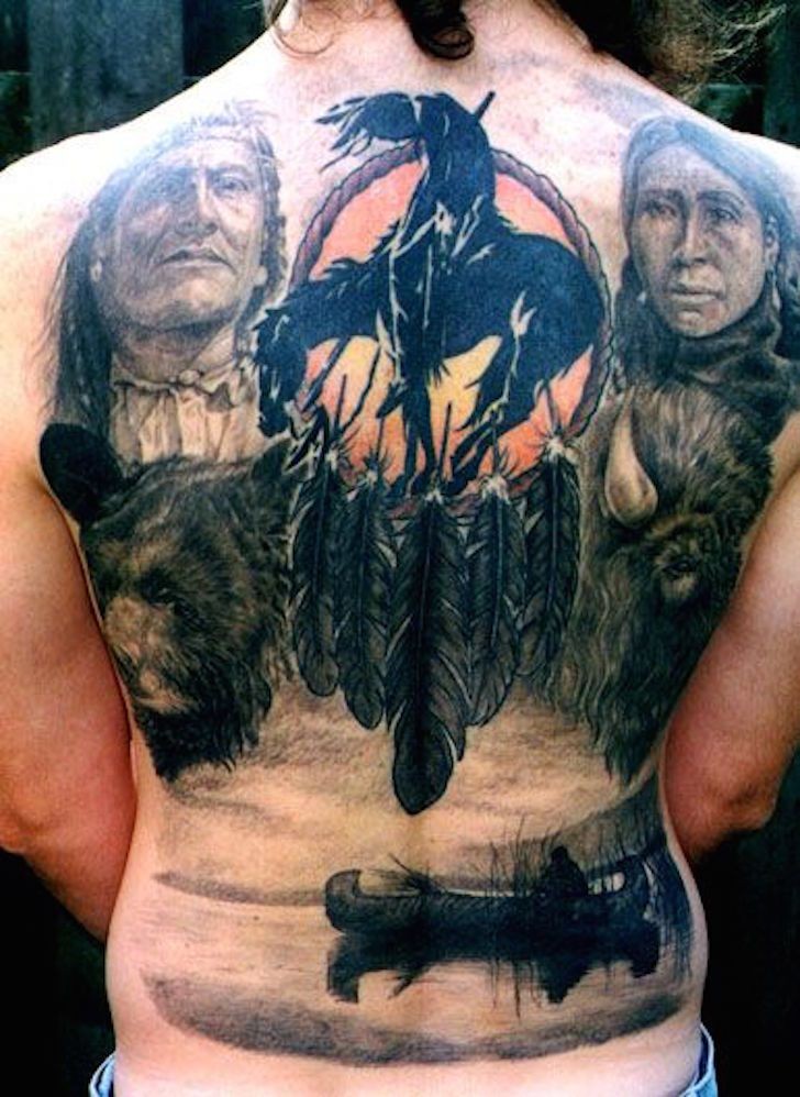 Tatuaje en la espalda,
tema indio con la gente y atrapasueños y caballo