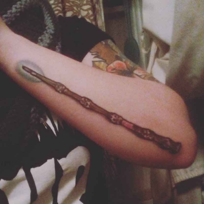 Tatuaje en el antebrazo,
varita mágica larga magnífica