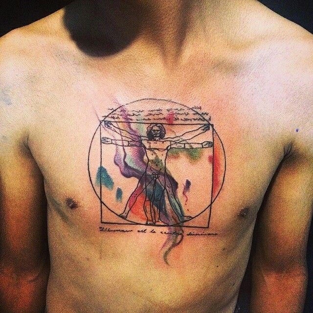 Tatuagem grande peito colorido de homem vitruviano e lettering