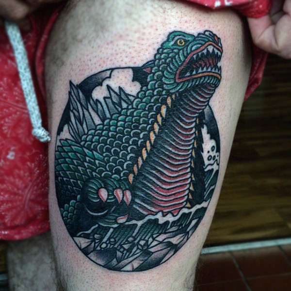 Großes buntes detailliertes Godzilla Tattoo am Oberschenkel