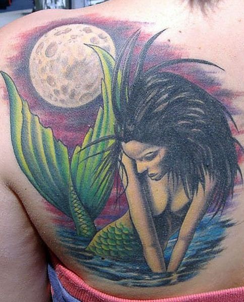 grande colorato sirena e luna piena tatuaggio sulla schiena