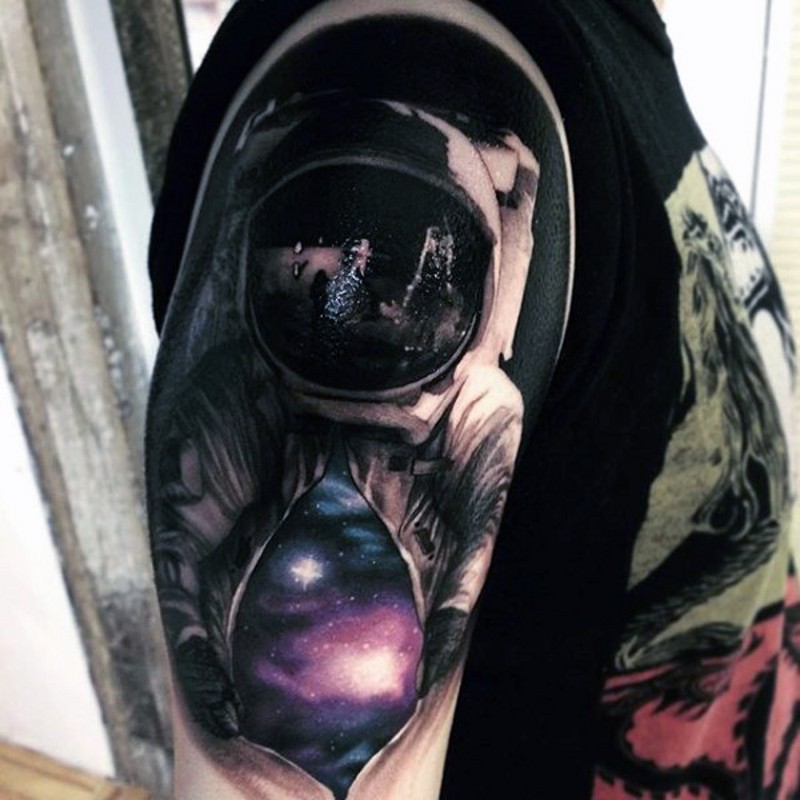 Tatuaje en el brazo, astronauta con espacio  impresionante