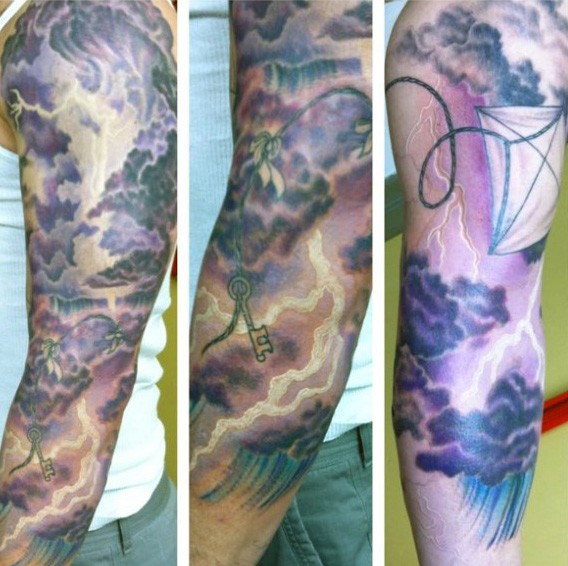 Tatuaje en el brazo, relámpago multicolor con llave antiguo diminuto