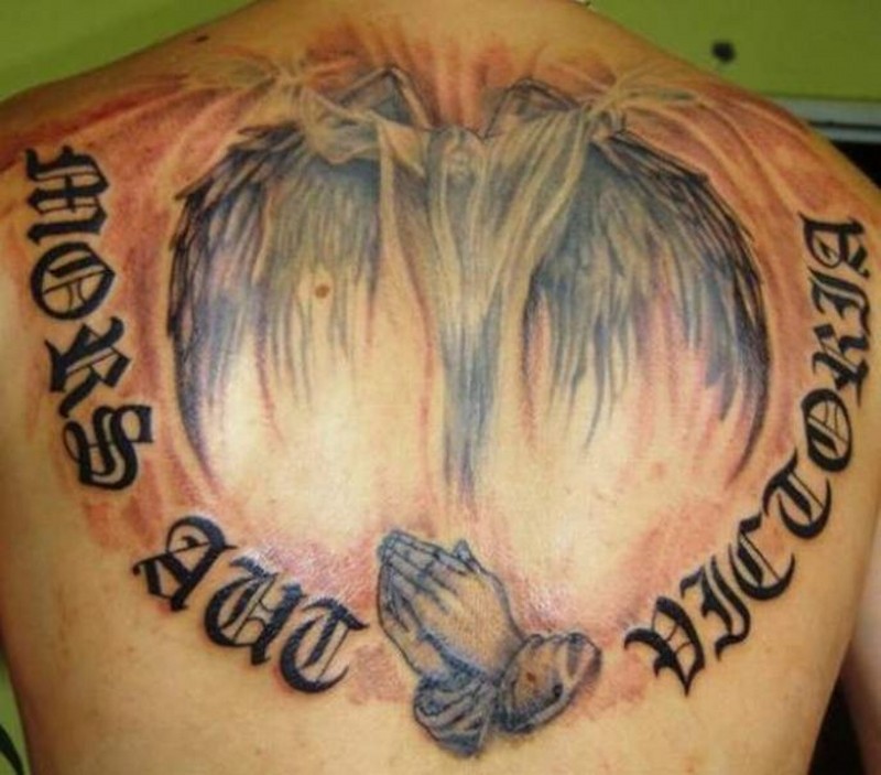 Großes farbiges Tattoo mit Engel am Rücken