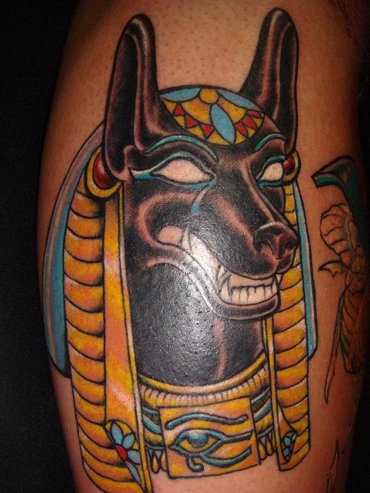 Tatuaje coloreado del gran Anubis.