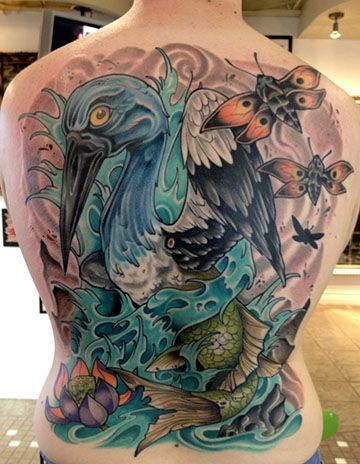 Tatuaje en la espalda, garza azul en el agua