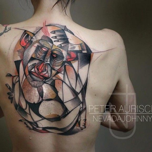 Tatuaje de mono geométrico en la espalda