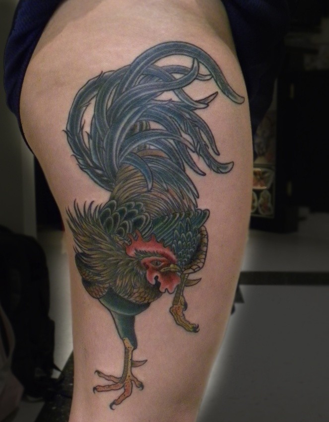 Tatuaje  de gallo de pelea de colores oscuros