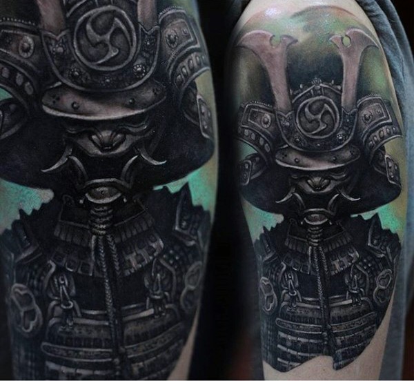 Großes detailliertes und farbiges Schulter Tattoo mit Samuraikriegers Rüstung