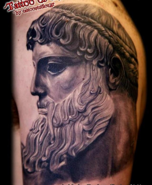 Großes detailliertes schwarzes antikes Mannes Porträt Tattoo am Arm
