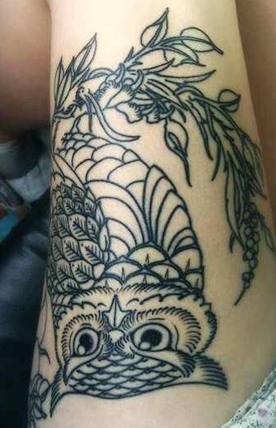 Tatuaje en el muslo, 
lechuza hermosa con hojas, dibujo no pintado