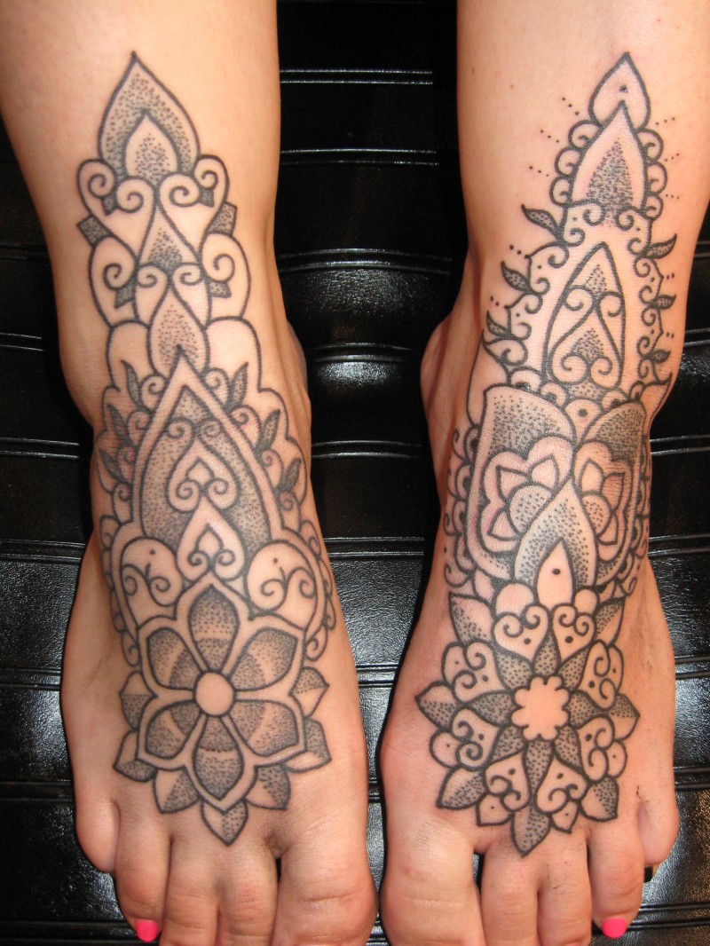 Tatuaje en el pie,
encaje lindo negro