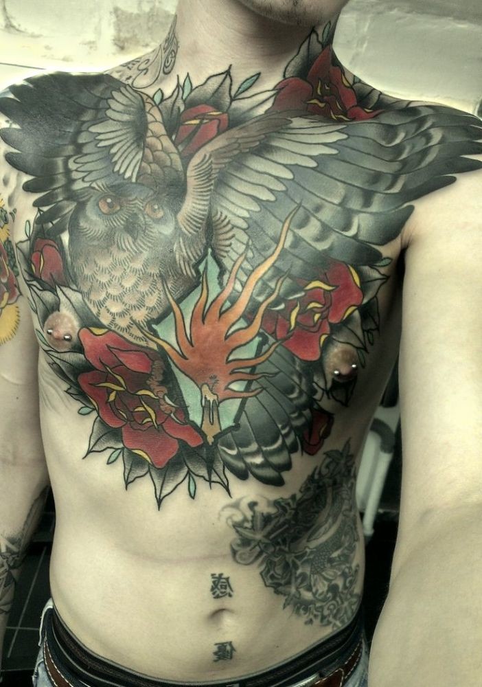 Tatuaggio realistico sul petto il gufo che vola & i fiori