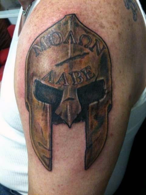 Tatuaje en el brazo, casco antiguo de guerrero Romano muy realista