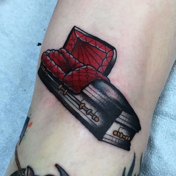 Großer herrlicher farbiger detaillierter Sarg Tattoo am Bein