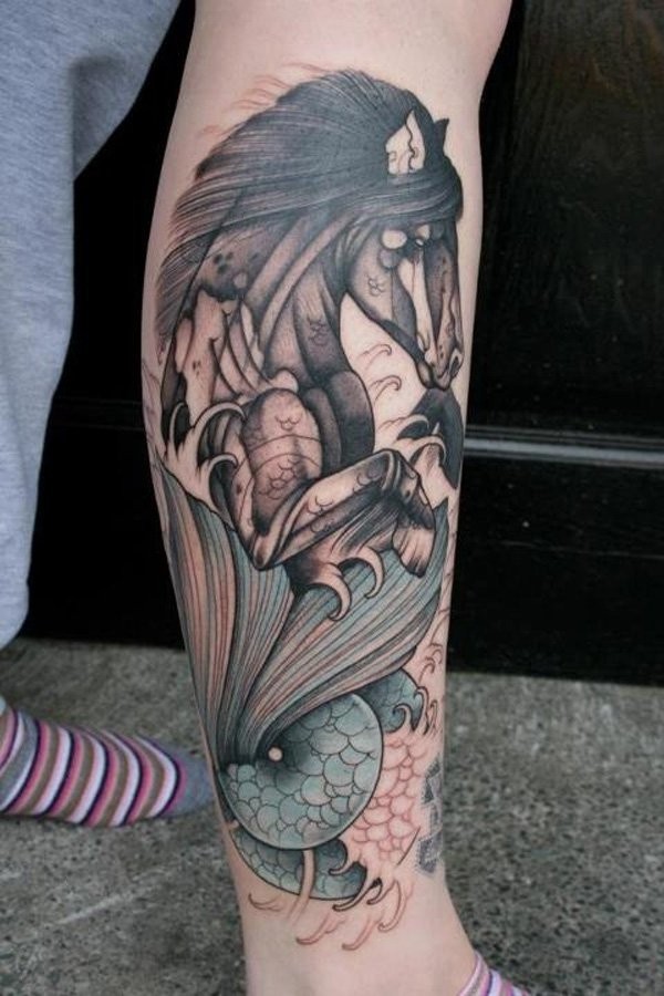 Tatuaje en la pierna,
caballo misterioso con cola de pez