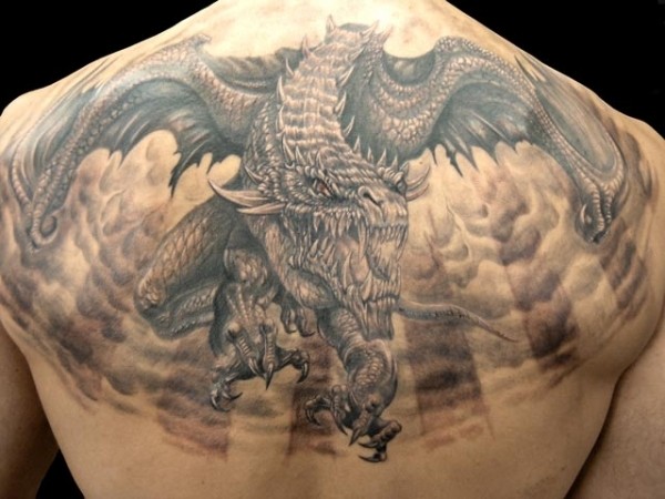 Tatuaggio grande sulla schiena il dragone con la bocca spalancata