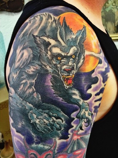 Großer im illustrativen Stil farbiger Werwolf mit Mond