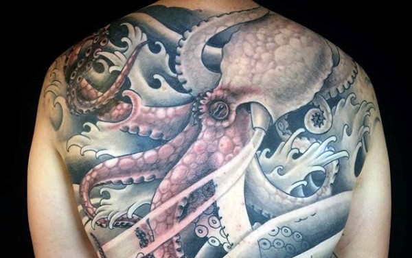Enorme y muy increíble tatuaje pulpo en las olas realizado en color en toda la espalda