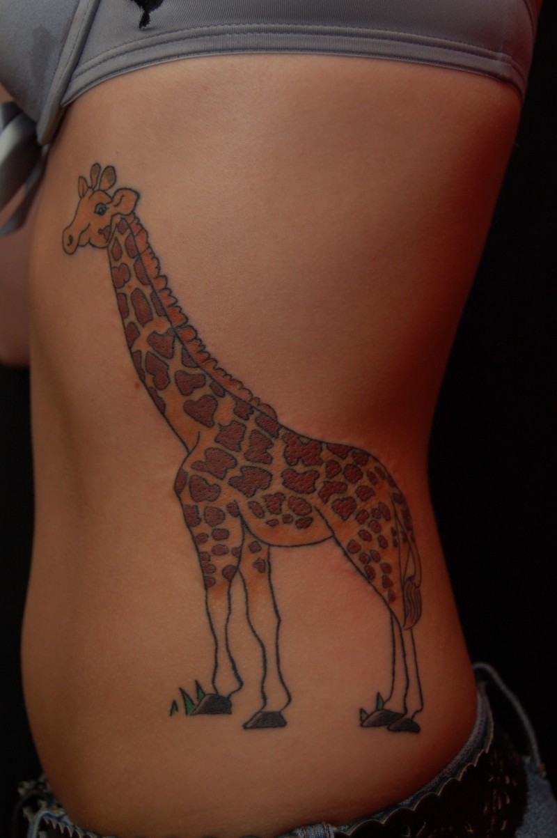 Tatuaje  de  jirafa tranquila bonita