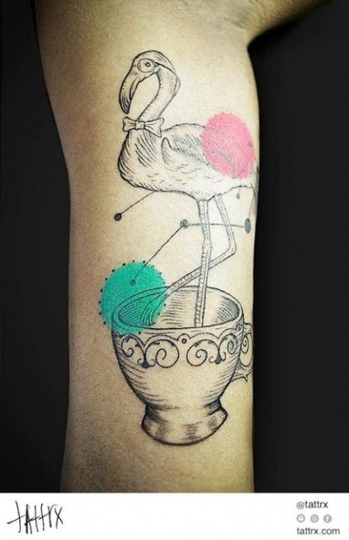 Tatuaje en el brazo,
flamenco divertido en taza de té
