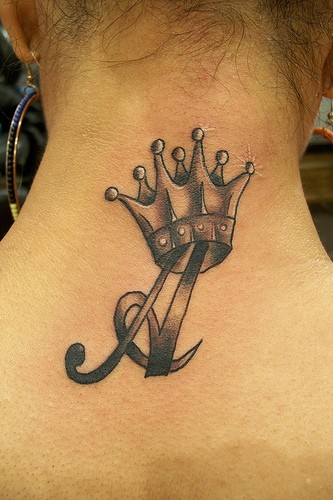 Tatuaje en el cuello, corona con puntas redondeadas y letra a