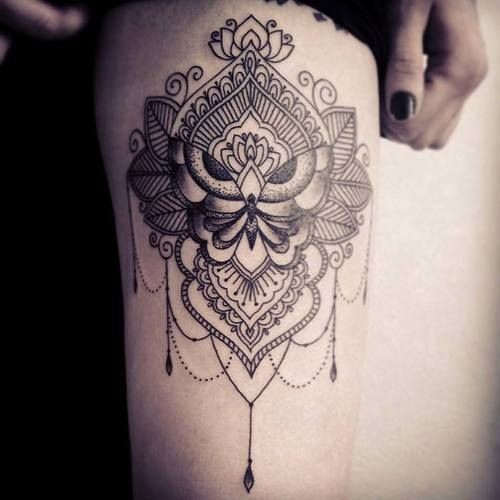 Grande stile di linea dipinta da Caro Voodoo tattoo tattoo con ornamenti floreali