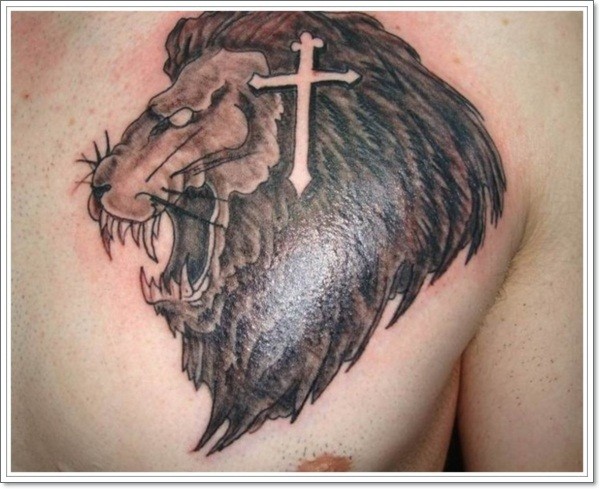 grande testa di leone con croce tatuaggio sul petto