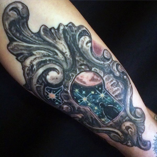 Tatuaje en el brazo, 
cerradura antigua con chico en ella, idea interesante