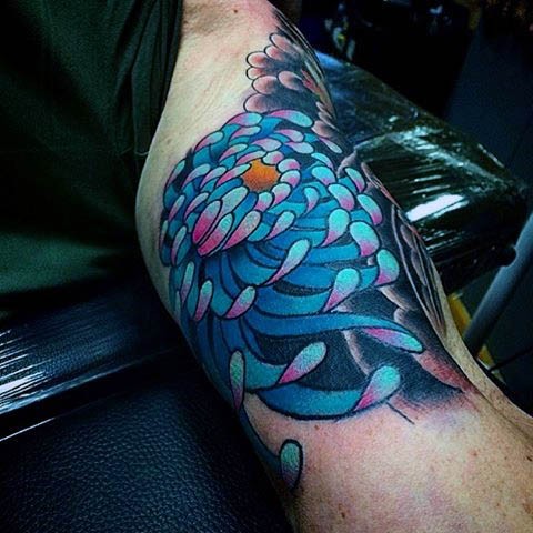 Big multicolored chrysanthemum flower tattoo on leg