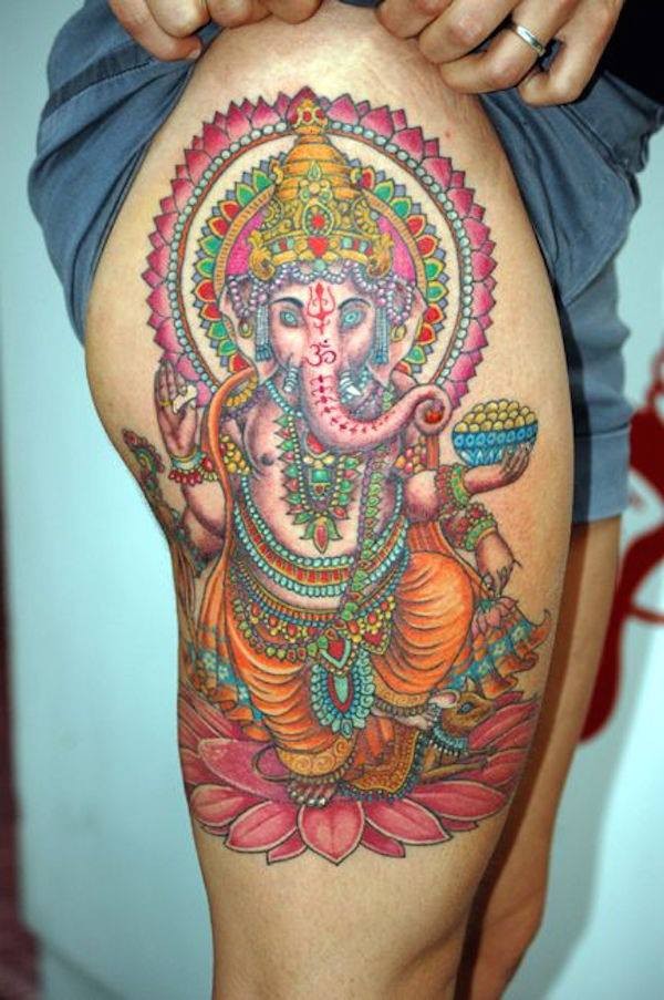 Tatuaje multicolor en el muslo, 
dios elefante en estilo hindú