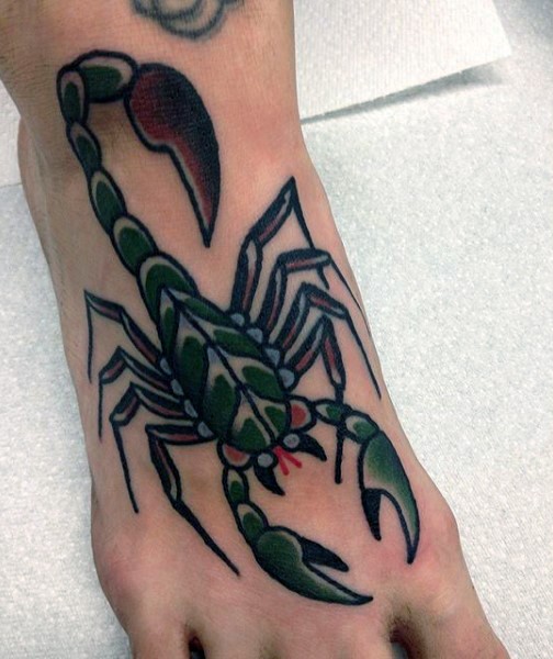 Großes mehrfarbiges Oldschool Skorpion Tattoo am Fuß