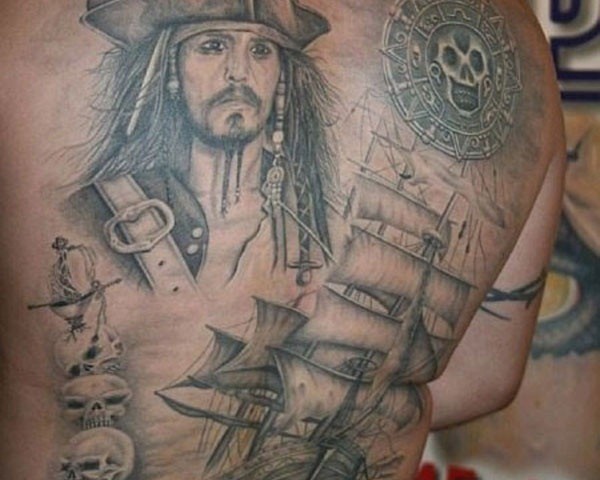 Tatuaje negro blanco en la espalda, tema fascinante de piratas del Caribe