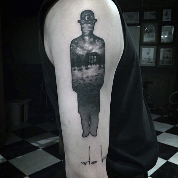 Tatuaje en el brazo,
silueta de hombre con paisaje