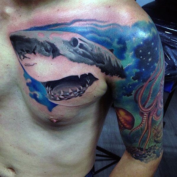 Big natural uppep colorido e tatuagem no peito de animais subaquáticos