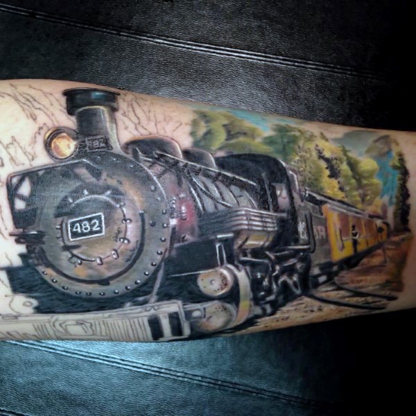 Großer natürlich aussehender sehr detaillierter alter Zug Tattoo am Arm