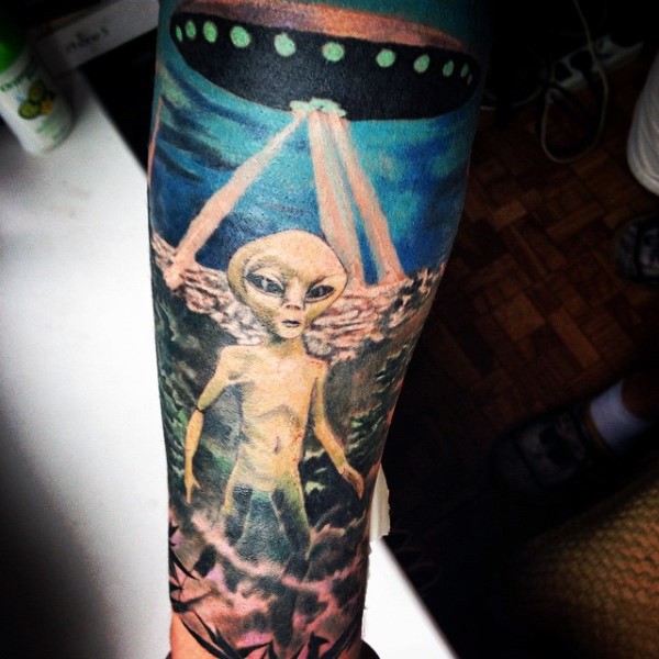 Big nice colored alien with ship tattoo on arm
