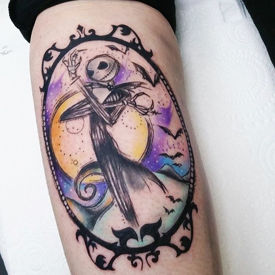 Tatuaje en la pierna, monstruo adorable con la luna llena y murciélagos  de dibujos animados