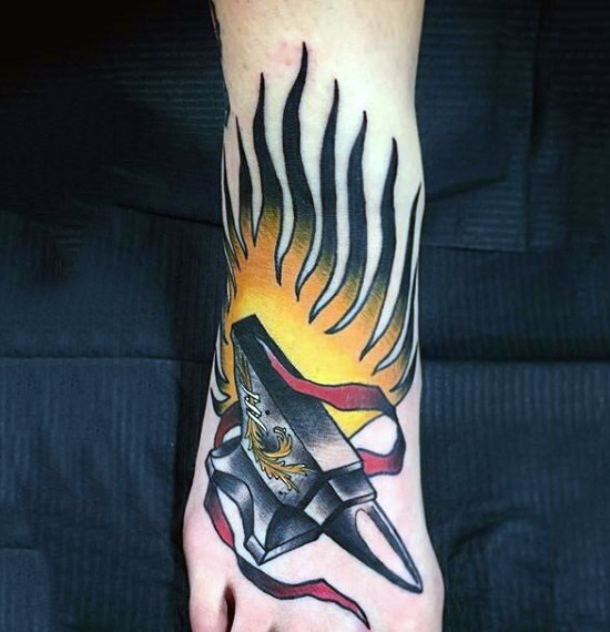 Tatuaje en el pie, yunque con fuego y cinta