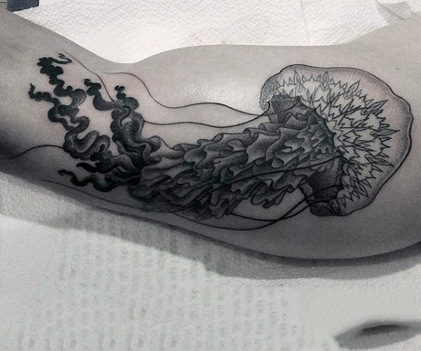 Tatuaje en el brazo, medusa fantástica gris detallada