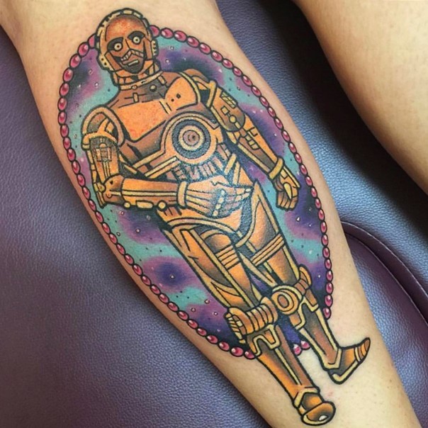 Großes farbiges Bein Tattoo C3PO Porträt aus alten Cartoons