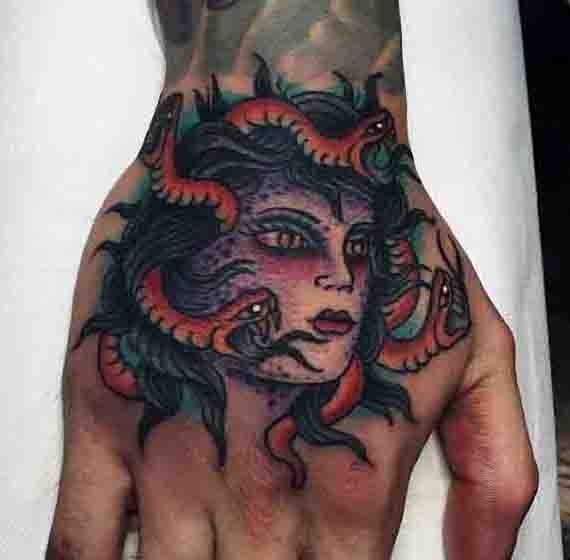 Großes Oldschool  farbiges Medusenhaupt Tattoo an der Hand