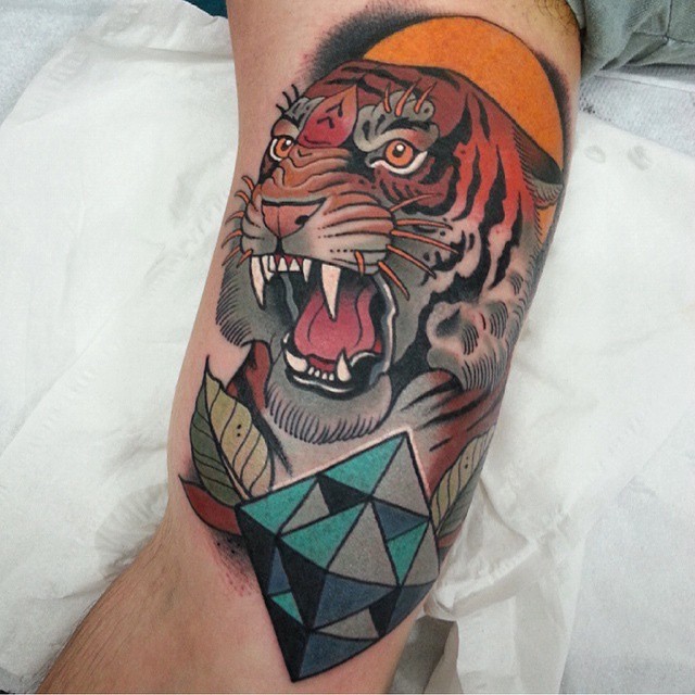 Tatuaje en el brazo, tigre furioso con figura geométrica 3D