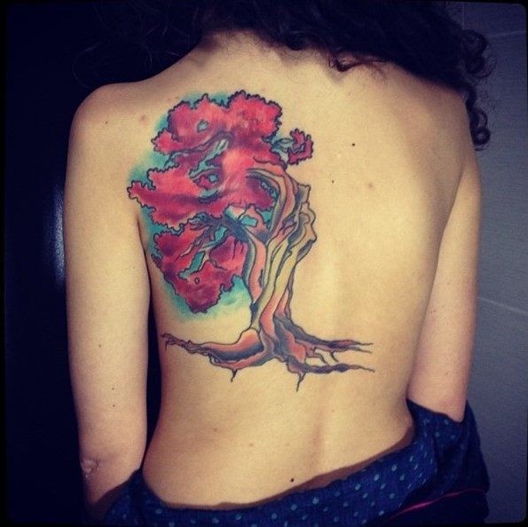 Tatuaje en la espalda, árbol torcido extraordinario