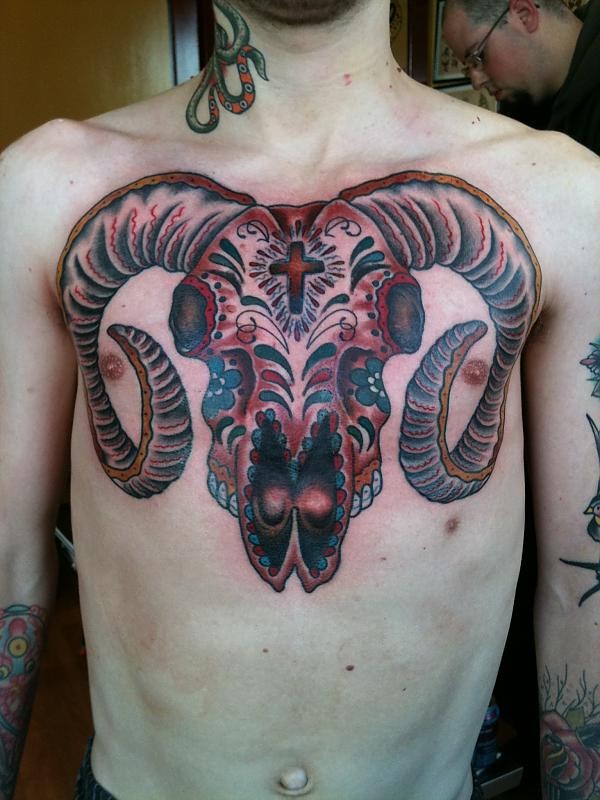 Tatuaje en el pecho, 
cráneo de ovis diabólico