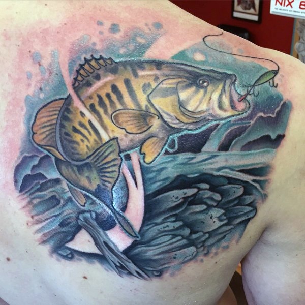 Großer realistisch aussehender mehrfarbiger gehakter Fisch Tattoo an der Schulter