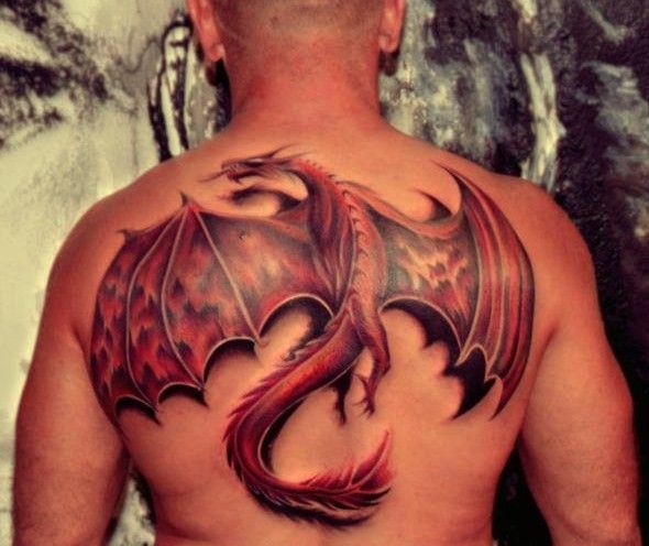 Tatuaje en la espalda, dragón rojo volumétrico