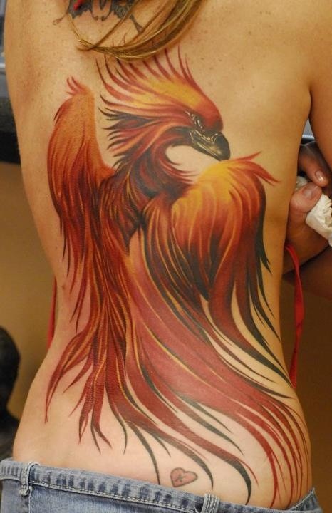 Tatuaje de fénix naranja en la espalda