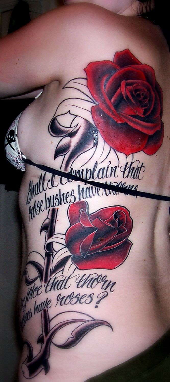 Große rote Rosen mit Zitat Tattoo auf Rippen