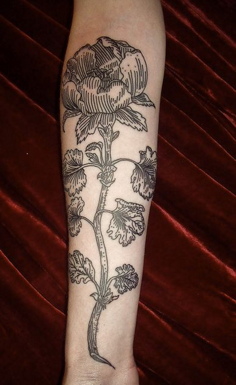 Tatuaje en el antebrazo, flor grande alto, tinta negra